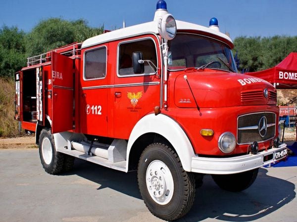 CALVENDO Puzzle Vintage Mercedes Feuerwehrwagen | 1000 Teile Lege-Größe 64x48cm Foto-Puzzle für glückliche Stunden