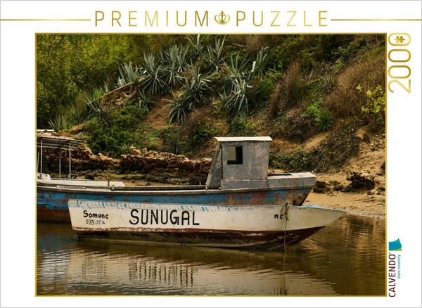 CALVENDO Puzzle Fischerboot am Fluss - Alltag und Küstenleben im Senegal | 2000 Teile Lege-Größe 90 × 67 cm Foto-Puzzle für glückliche Stunden