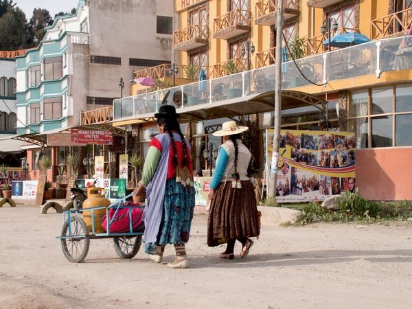 Produktbild: Indigene Frauen in traditioneller Kleidung in Copacabana am Titicacasee (Puzzle)