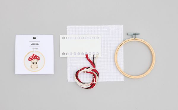 Produktbild: Stickpackung Gez&auml;hlter Kreuzstich, Shroom kleiner Pilz, inkl. Stickring &Oslash; 10 cm
