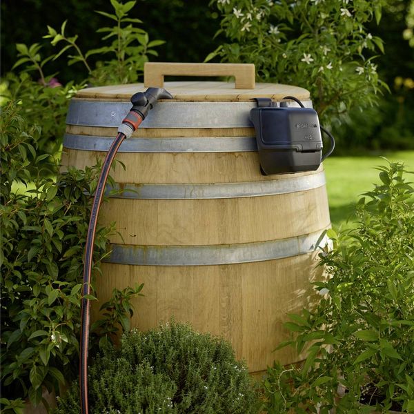 Produktbild: GARDENA Akku-Regenfasspumpe 2400 ComfortAutomatic 18V P4A Ready-To-Use Set Regenwassernutzungsanlage 2400 l/h 1.8 m