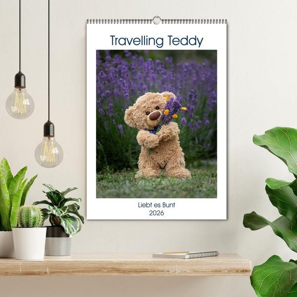 Produktbild: Travelling Teddy liebt es Bunt (Wandkalender 2026 DIN A2 hoch), CALVENDO Monatskalender