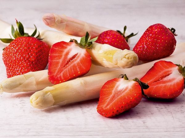 Produktbild: CALVENDO Puzzle Erdbeeren an Spargel | 1000 Teile Lege-Gr&ouml;&szlig;e 64x48cm Foto-Puzzle f&uuml;r gl&uuml;ckliche Stunden