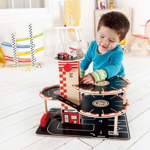 Produktbild: Hape E3002 - Parkhaus Spieleset aus Holz, ink. Autos + Hubschrauber