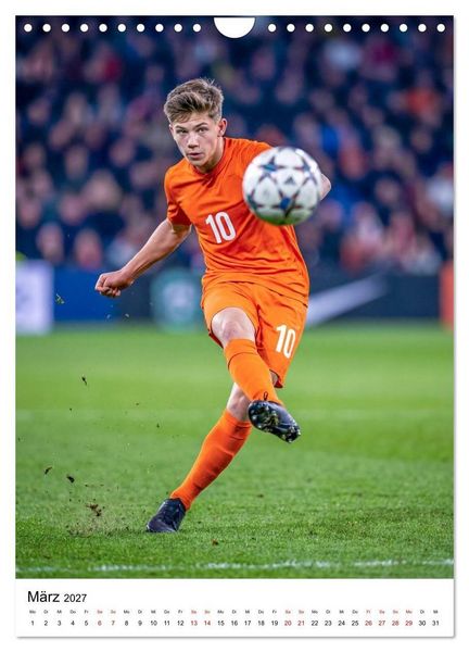 Produktbild: Am Ball - Dynamik des modernen Fu&szlig;balls (Wandkalender 2027 DIN A4 hoch), CALVENDO Monatskalender
