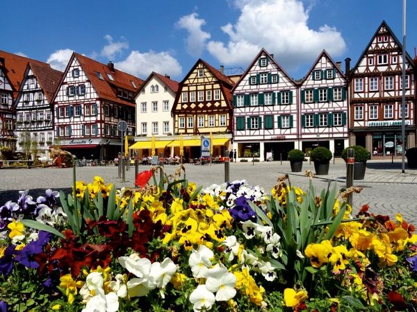 Produktbild: CALVENDO Puzzle Marktplatz in Bad Urach | 1000 Teile Lege-Gr&ouml;&szlig;e 64x48cm Foto-Puzzle f&uuml;r gl&uuml;ckliche Stunden