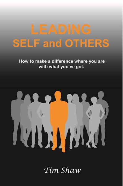 Produktbild: Leading Self and Others