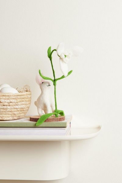 Produktbild: Filz-Hase mit Schneegl&ouml;ckchen, Wei&szlig;, auf Holzscheibe, 20 x 9 x 10,5cm