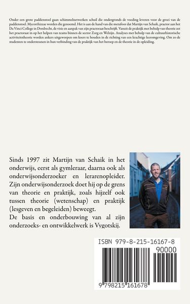 Produktbild: Onder een grote paddenstoel. Via schimmelnetwerken de leeromgeving krachtiger maken.