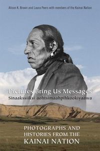 Produktbild: Pictures Bring Us Messages / Sinaakssiiksi aohtsimaahpihkookiyaawa