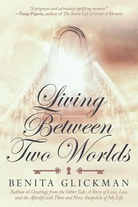 Produktbild: Living Between Two Worlds