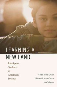 Produktbild: Learning a New Land: Immigrant Students in American Society