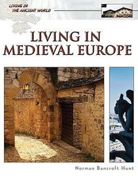 Produktbild: Living in Medieval Europe