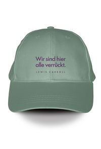Produktbild: Salbeigr&uuml;ne Penguin Klassiker Cap mit lila gestickter Schrift. &raquo;Wir sind hier alle verr&uuml;ckt.&laquo; Lewis Carroll