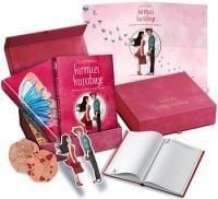 Produktbild: Kirmizi Kurabiye Kadife Cilt Kutulu Set &Ouml;zel Defter, Poster, &Uuml;c Adet Ayrac Hediyeli