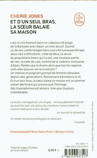 Et d'un seul bras, la soeur balaie sa maison