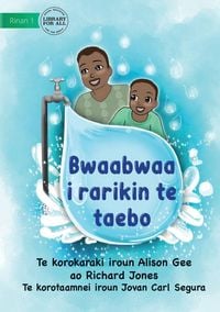 Produktbild: Papa at the Tap - Bwaabwaa i rarikin te taebo (Te Kiribati)