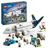Produktbild: LEGO City 60367 Passagierflugzeug Set, gro&szlig;es Flugzeug-Modell mit Fahrzeugen