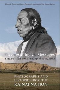 Produktbild: Pictures Bring Us Messages / Sinaakssiiksi Aohtsimaahpihkookiyaawa