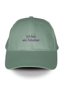 Produktbild: Salbeigr&uuml;ne Penguin Klassiker Cap mit lila gestickter Schrift. &raquo;Ich bin ein Tr&auml;umer&laquo; Fjodor Dostojewski