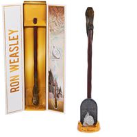 Produktbild: Wizarding World Harry Potter - Authentischer Ron Weasley Zauberstab aus Kunststoff mit Hogwarts-Halterung