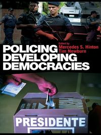 Produktbild: Policing Developing Democracies