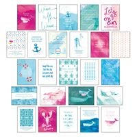 Produktbild: Postkarten Set &bdquo;Sand & Sea&ldquo; &ndash; 25 hochwertige Postkarten mit sommerlichen Motiven sowie inspirierenden und motivierenden Spr&uuml;chen & Zitaten zum Dekorieren oder Verschicken. Von Hand designte Spruchkarten Sommer, Sonne, Strand & Meer