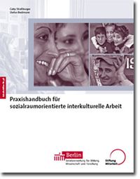 Produktbild: Praxishandbuch f&uuml;r sozialraumorientierte interkulturelle Arbeit