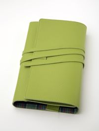 Produktbild: LITERAturtasche L apfelgrün - Buchhülle aus Leder