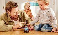 Produktbild: SIKU 0115 - Toddys, Sam Speedy, Spielzeugauto mit R&uuml;ckziehmotor/Licht/Sound und Spielfigur, schwarz/t&uuml;rkis