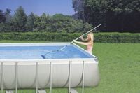 Produktbild: Intex 28002 Pool-Reinigungsset mit Alu-Teleskopstange, 239cm