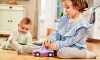 Produktbild: SIKU 0102 - Toddys, Betty Blinky, Spielzeugauto mit R&uuml;ckziehmotor und Spielfigur, rosa/lila