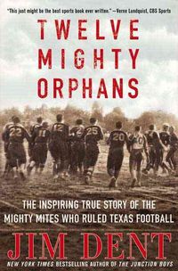 Produktbild: Twelve Mighty Orphans: The Inspiring True Story of the Mighty Mites Who Ruled Texas Football