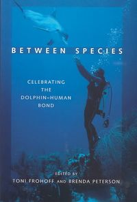 Produktbild: Between Species: Celebrating the Dolphin-Human Bond