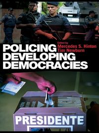 Produktbild: Policing Developing Democracies
