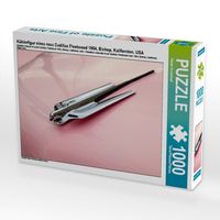Produktbild: CALVENDO Puzzle K&uuml;hlerfigur eines rosa Cadillac Fleetwood 1954, Bishop, Kalifornien, USA | 1000 Teile Lege-Gr&ouml;&szlig;e 64x48cm Foto-Puzzle f&uuml;r gl&uuml;ckliche Stunden