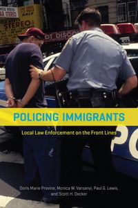 Produktbild: Policing Immigrants
