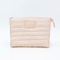 Produktbild: Kosmetiktasche gesteppt mit gummiertem Logo Aufn&auml;her (sand)