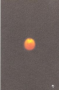 Produktbild: Une orange roulant sur le sol d'un parking