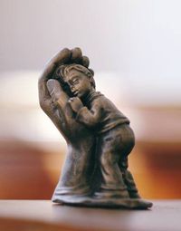 Produktbild: Miniatur "Getröstet". 13 cm. Bronzefarbener Steinguss