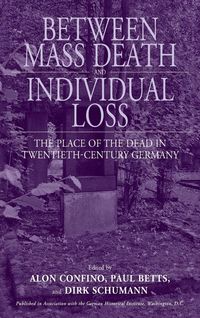 Produktbild: Between Mass Death and Individual Loss
