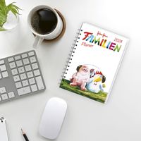 Helme Heine Familienplaner Buch A6 2024. Familienkalender mit 4 Spalten. Liebevoll illustrierter Buch-Kalender mit Einstecktasche und Schulferien.