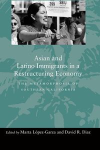 Produktbild: Asian and Latino Immigrants in a Restructuring Economy