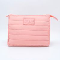 Produktbild: Kosmetiktasche gesteppt mit gummiertem Logo Aufn&auml;her (rose)