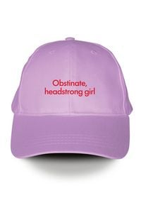 Produktbild: Fliederfarbene Penguin Klassiker Cap mit korallenrot gestickter Schrift. &raquo;Obstinate headstrong girl!&laquo; Jane Austen