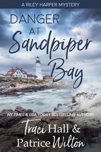 Produktbild: Danger at Sandpiper Bay (A Riley Harper Mystery, #2)