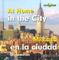 Produktbild: At Home in the City/Mi Casa En La Ciudad